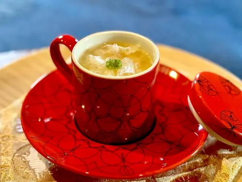 ▲蒸物「茶碗蒸／梅／洋蔥／秋葵／蓮子」，小小一杯蘊含多重口感與風味。（圖／記者蕭涵云攝）