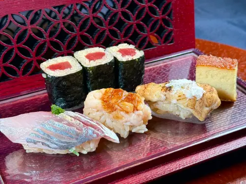 ▲第三回壽司，低溫熟成的北海道產干貝，甜味極其濃郁，星鰻則乾爽鹹香，讓記者最為驚艷。（圖／記者蕭涵云攝）