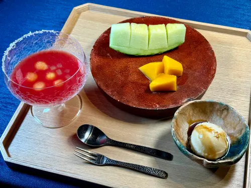 ▲水果「哈密瓜／芒果／西瓜汁」、甜點「黃豆冰淇淋／黑蜜」。（圖／記者蕭涵云攝）