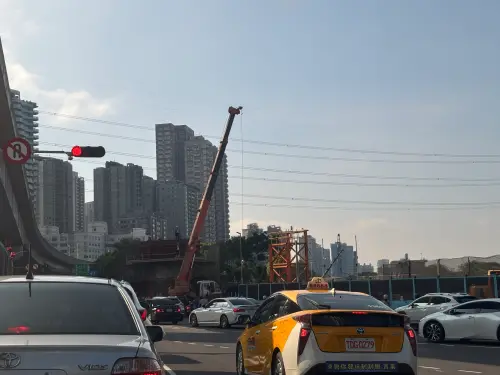 ▲淡北道路台2線淡金路上的匝道工程，目前橋柱已初見雛型。（圖／記者徐銘穗攝,2025.09.15）