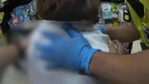 桃園女遭男友「割喉」！裸體滿身血衝超商求救　男自傷倒浴室　
