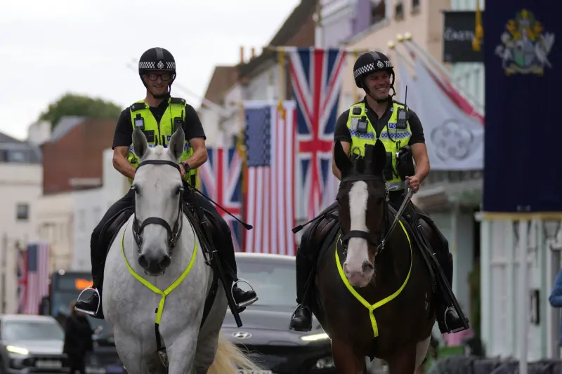 ▲美國總統川普即將到訪英國，當局不敢大意，部署大規模維安。圖為溫莎堡外，騎馬巡邏的英國警員。（圖／美聯社／達志影像）