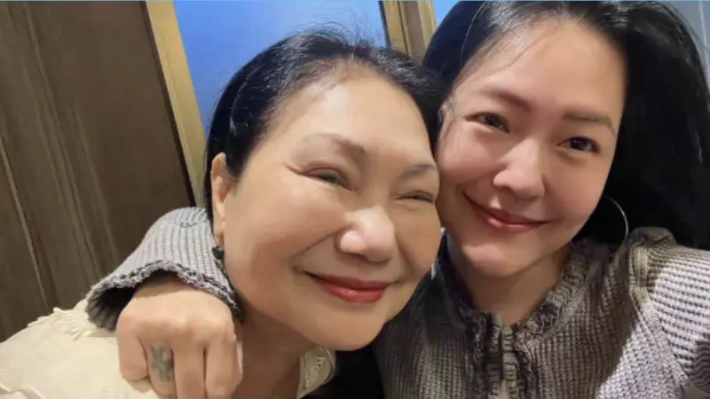 ▲藝人小S（徐熙娣；右）入圍第60屆金鐘獎「綜藝節目主持人獎」，事後透露為了已故姊姊大S（徐熙媛）將復出，對此，今（16）日S媽（黃春梅）向《NOWNEWS今日新聞》發聲，「希望熙娣可以得獎、等於是姊妹的共同姐節目一樣、我會以姊妹倆為榮！」（圖／翻攝自小S臉書）