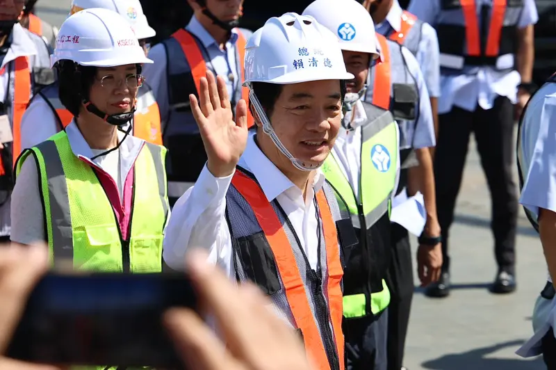 ▲淡江大橋9月16日舉行合龍儀式，卻因現場出現「最親民總統」紅布條爭議，反讓總統形象蒙上陰影。（圖／記者朱永強攝）