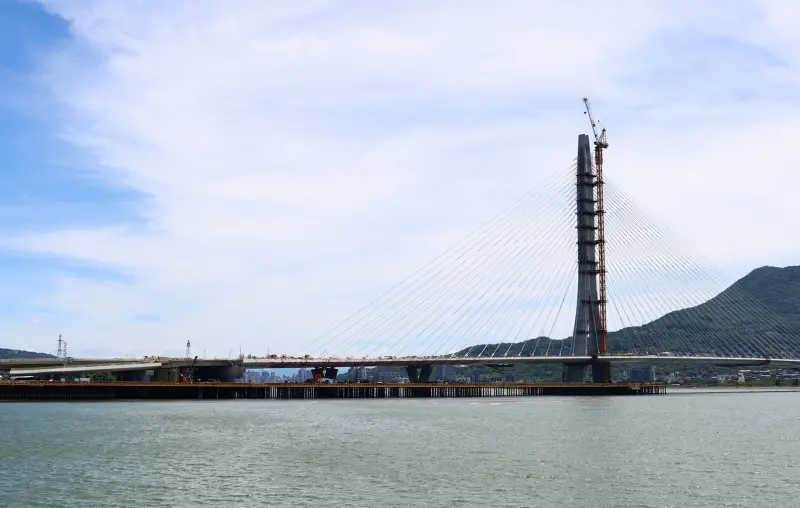 ▲淡江大橋預計明年通車，國民黨立委洪孟楷關心，後續還有淡海科學城的相關進度。（圖／記者朱永強攝，2025.09.16）