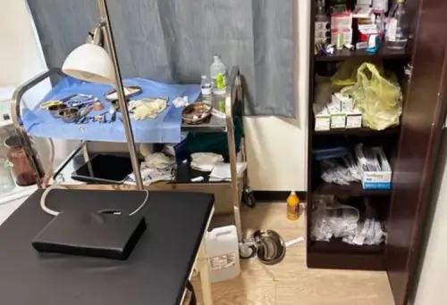 ▲無照越籍人士在台中從事地下醫美，手術刀具麻醉藥劑等等一應俱全。（圖／彰化專勤隊提供）
