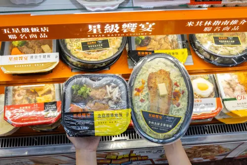 ▲晶華酒店主廚監製「紅心芭樂起司蛋糕」，更首次聯名推出無酒精的「荔枝莫希朵」。（圖／7-11提供）