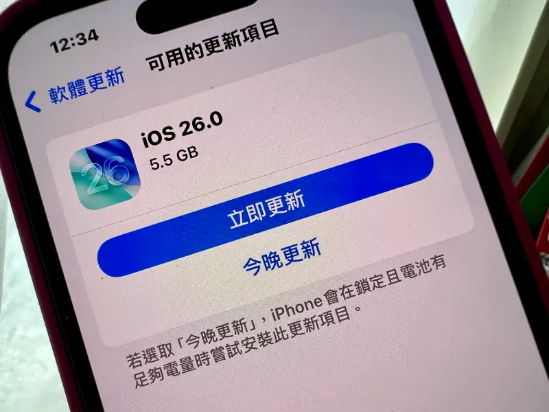 ▲iPhone 17新機今（19）日開售，許多果粉也都開心拿到新機，而新機打開之後就會是全新的iOS 26系統。（圖／記者周淑萍攝）
