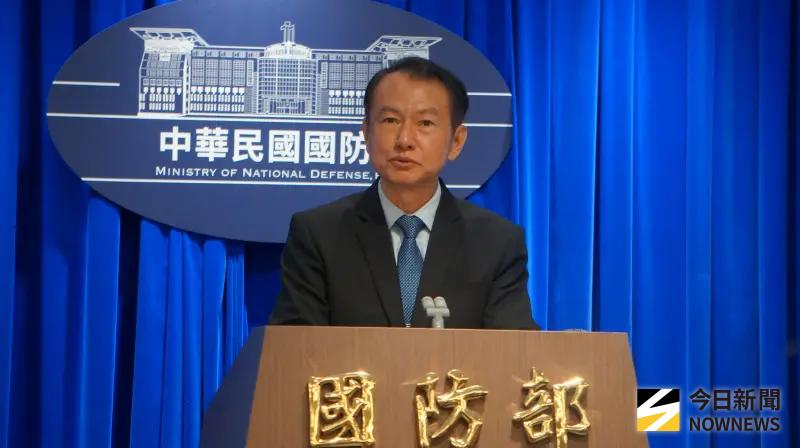 ▲國防部全動署物力動員處處長沈威志說明新版《全民國防手冊》。（圖／記者呂炯昌攝，2025.09.16）