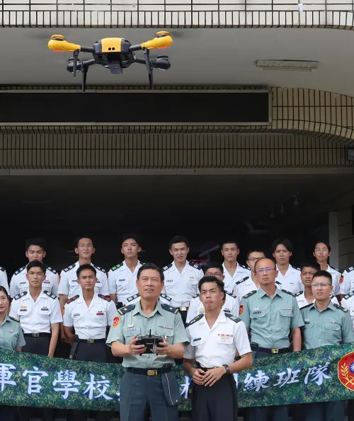 ▲陸官學生教導譚芳榮校長操控無人機。（圖／翻攝陸官臉書）