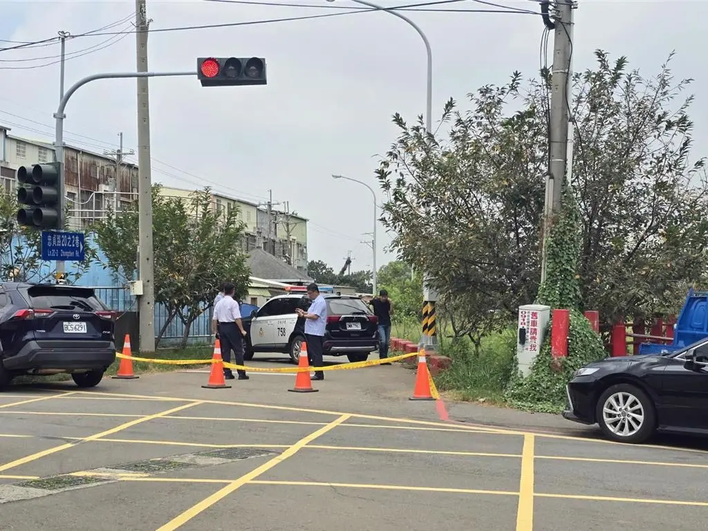 ▲台中沙鹿今天上午發生兇殺案，一名女子遭砍數刀身亡，嫌犯則棄刀後騎車逃逸。（圖／翻攝畫面）