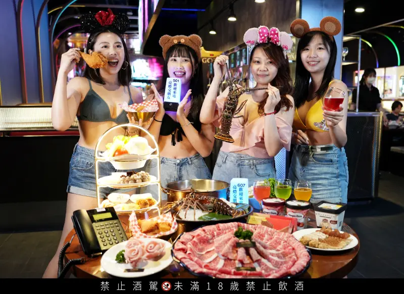 ▲馬辣集團旗下最潮新品牌「椒朋友辛潮麻辣鍋」宣佈推出「比基尼龍蝦趴」活動，全桌顧客穿著比基尼或海灘褲入場用餐，並消費「日本A5和牛套餐」，加贈市價1980元的「加勒比海大龍蝦拼盤乙份」。（圖／馬辣提供）