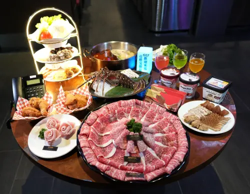 ▲椒朋友辛潮麻辣鍋推出全桌顧客穿著比基尼或海灘褲入場用餐，並消費「日本A5和牛套餐」，加贈市價1980元的「加勒比海大龍蝦拼盤乙份」。（圖／馬辣提供）