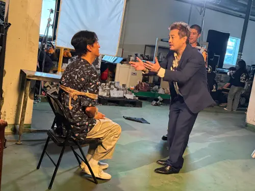 ▲綠茶（右）在《懸賞令》中中韓台詞流利穿插，還跟申鉉濬有許多對手戲。（圖／童心娛樂）