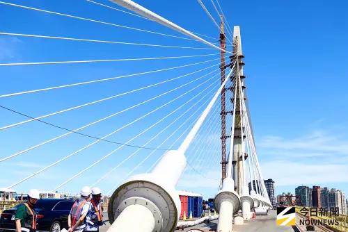 淡江大橋今合龍！明年5/9通車將邀雲門舞集　淡水到八里省25分鐘
