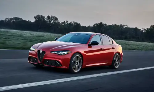 ▲搭載 2.0L 渦輪增壓汽油引擎，最大馬力280匹，Giulia 0到100km/h 僅需 5.2 秒。（圖／愛快羅密歐官網,www.alfaromeo.com/）