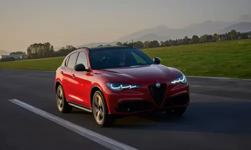 ▲搭載 2.0L 渦輪增壓汽油引擎，最大馬力280匹，Stelvio 0到100km/h 能在 5.7 秒內完成。（圖／愛快羅密歐官網,www.alfaromeo.com/）