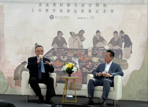 ▲故宮院長蕭宗煌和嘉義縣長翁章梁在記者會上對談，提及合作是「農業與文化的交會」。（圖／故宮）