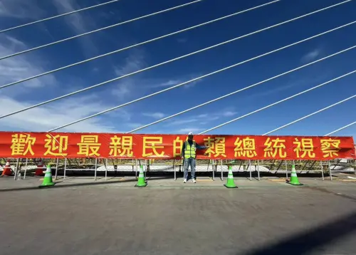 淡江大橋紅布條藍綠互槓　名嘴：查證不難、我只花100秒
