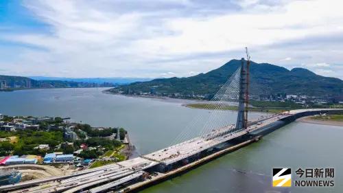 ▲淡江大橋主橋全長約920公尺，主跨達450公尺，是世界最長跨距的單塔不對稱斜張橋，由國際知名建築師札哈·哈蒂（Zaha Hadid）設計，融合夕照美景與舞者律動意象，結合藝術美學與工程技術，將成為台灣新的國際地標。（圖／記者朱永強攝）