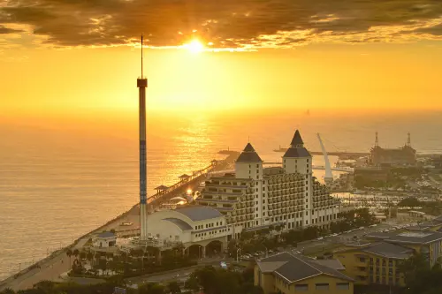 ▲入住福容淡水漁碼店，可以在黃昏時刻看到絕美夕陽。（圖／福容飯店提供）