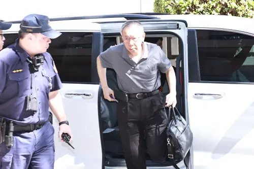 「審判長在盯我」　柯文哲出庭因「這狀況」手機突然響起
