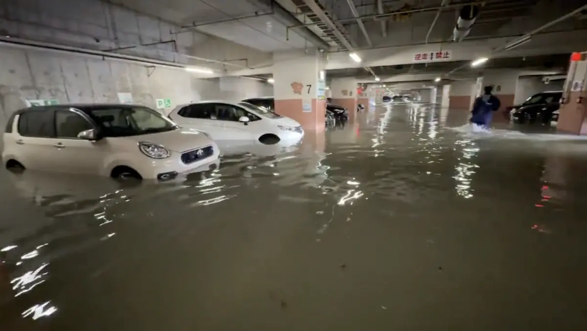 ▲日本三重縣12日遭逢創紀錄暴雨，四日市傳出有地下停車場因此淹水，導致280輛車泡水。（圖／翻攝自中日新聞）