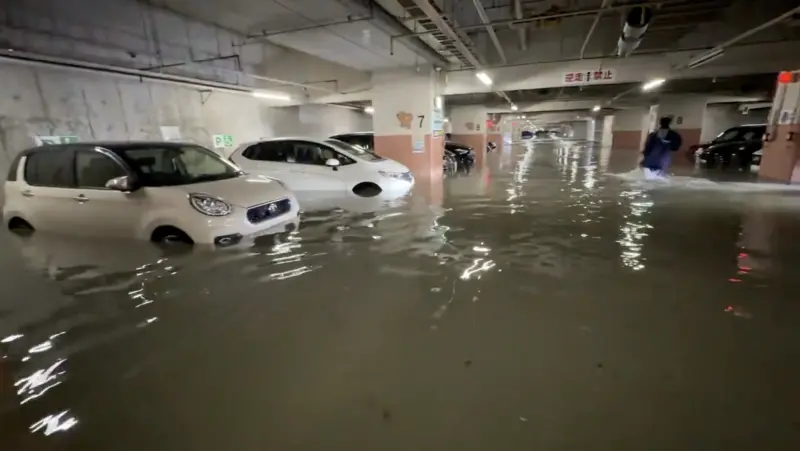 ▲日本三重縣12日遭逢創紀錄暴雨，四日市傳出有地下停車場因此淹水，導致280輛車泡水。（圖／翻攝自中日新聞）