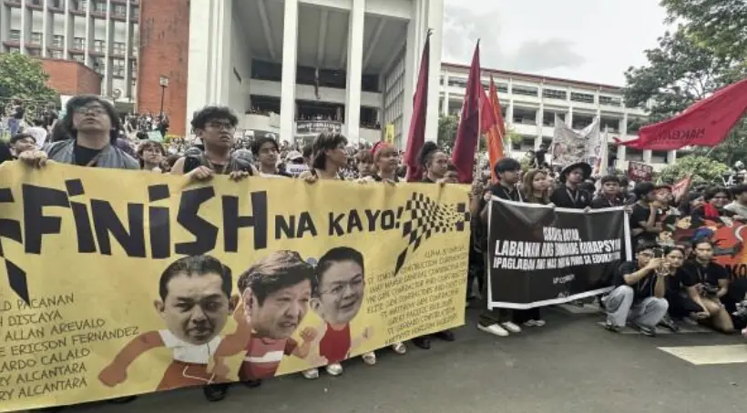 ▲菲律賓學生與民間團體在校園集會，高舉反貪標語與布條，要求政府嚴懲涉入防洪工程弊案的官員與承包商，呼籲將公共資金用於教育與民生。（圖／美聯社／達志影像）