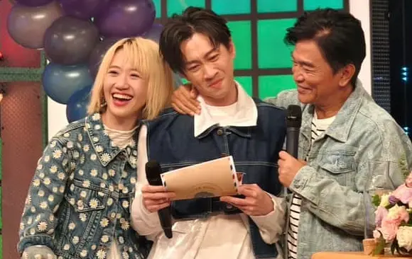 ▲Lulu（左）昨（15）日雙料入圍金鐘獎，與吳宗憲及現任男友陳漢典主持的《綜藝大熱門》，以及與前任阿達、美麗本人搭檔的《夜市王》雙雙入圍，她今發文透露與前後任雙入圍心境，竟自嘲肉身搞笑，還笑說：真的要這麼綜藝嗎？（圖／Lulu 黃路梓茵FB）