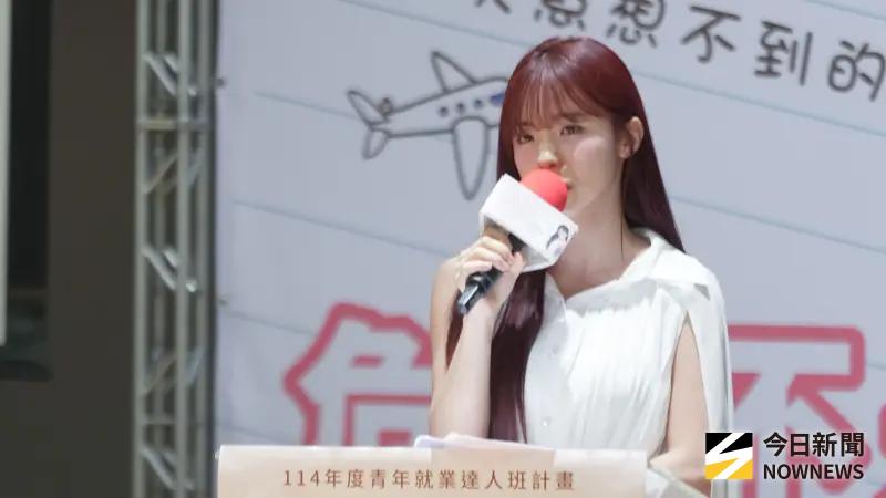 ▲李多慧日前在東華大學首次全中文演講，不僅大方分享人生挑戰，還即興與學生尬舞，現場笑稱：「如果要當啦啦隊的人就來味全吧！審查委員是我！」更是親曝在台灣加入啦啦隊的祕訣，就是要有「正能量」與自信。（圖／讀者提供）