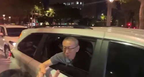 ▲有眼尖網友發現，柯文哲沒繫安全帶。（圖／擷取自Threads）