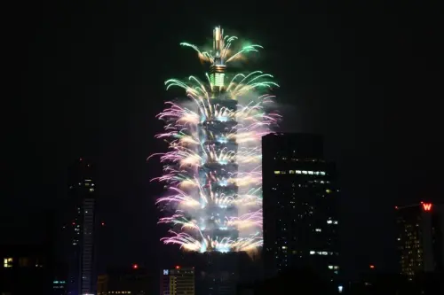 台北101國慶煙火花千萬升級！賈永婕：500台無人機搭配240秒煙火
