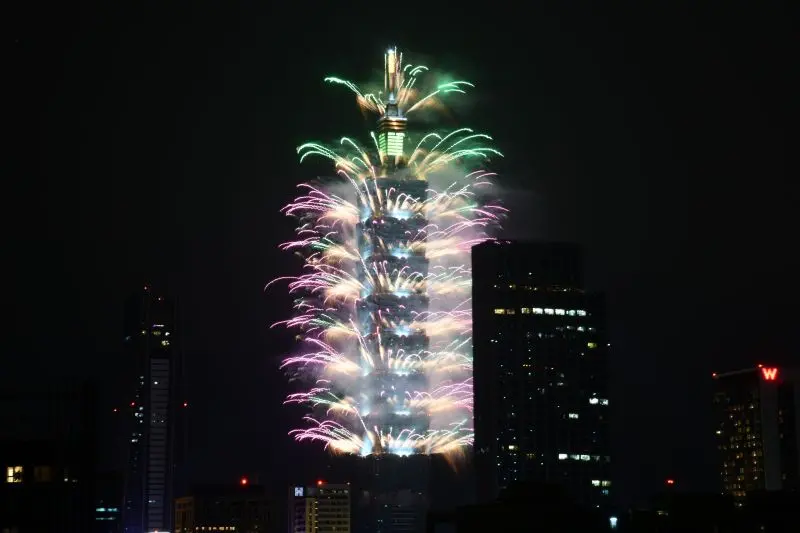 ▲台北101國慶煙火主方案為500台無人機搭配240秒煙火秀；若無人機因天候因素無法升空，則改以270秒的煙火秀呈現。(圖／記者林柏年攝)