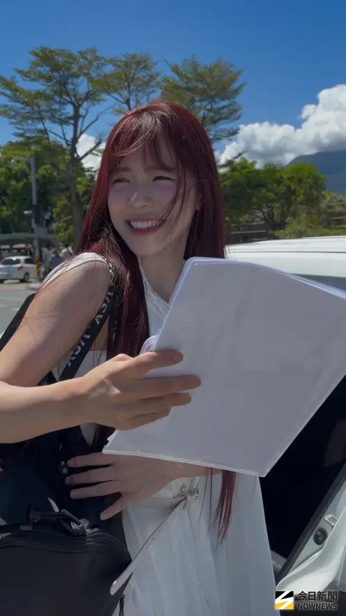 ▲李多慧在結束演講後，回程路上仍抱著演講稿入睡。（圖／讀者提供）