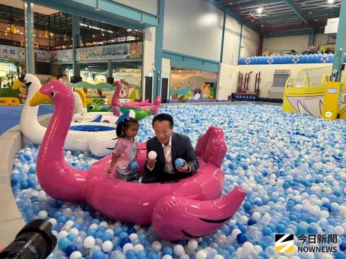 ▲嘉義縣長翁章梁參觀冒險島設施，與小朋友一起戲遊海洋世界球池，看到小朋友樂開懷，縣長也頻頻稱讚。（圖／記者金武鳳攝，2025.9.16)