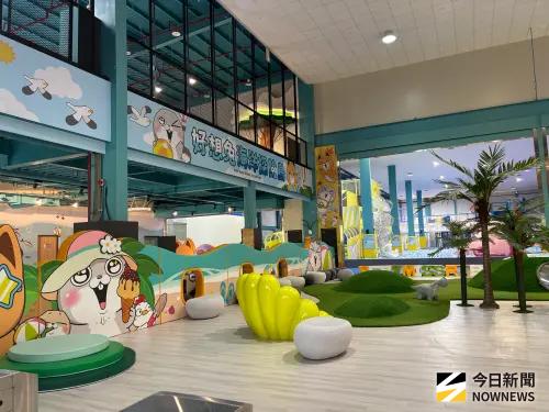 ▲「沙灘度假島」，以扇貝躺椅和椰子樹小山坡打造度假氛圍，（圖／記者金武鳳攝，2025.9.16)