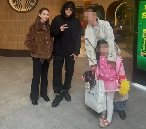 ▲周杰倫（左2）與妻子昆凌（左1）澳洲約會被偶遇，昆凌穿寬鬆衣物被猜又有孕。（圖／微博@小西喜歡的樣子你都有）