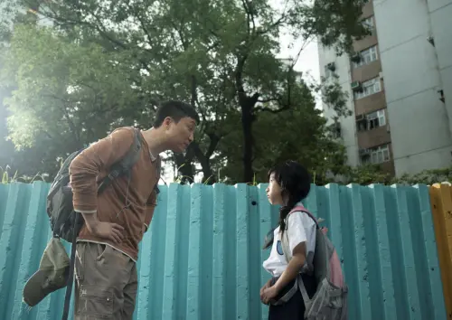 ▲鄭中基（左）在《阿龍》中與童星傅舜盈的父女對手戲很動人。（圖／華映娛樂提供）