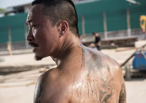 ▲鄭中基（左）在《阿龍》變成肌肉男，一心要替女兒報仇，戲外也努力把自己變大隻，為此吃足苦頭。（圖／華映娛樂提供）