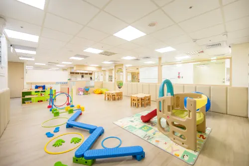 ▲「全家托嬰中心」其以溫馨童趣為設計風格，共規劃3間分齡教室、專屬遊戲區，大面積採光。（圖／全家提供）