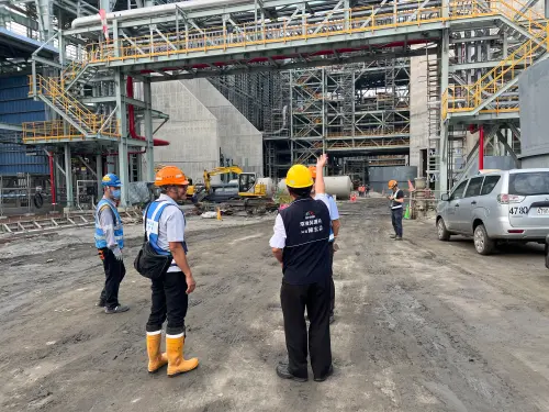 ▲環保局長陳宏益下午到中火實地了解，確認燃氣機組試車仍為暫停中（圖／台中市政府提供，2025.09.16）