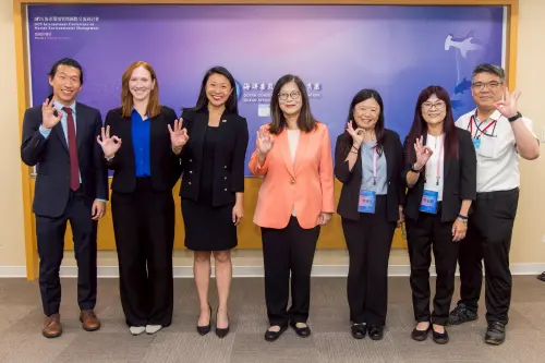 ▲臺灣海洋委員會與海洋保育署合影美國環保署於海洋心願牆。（圖／海委會提供）