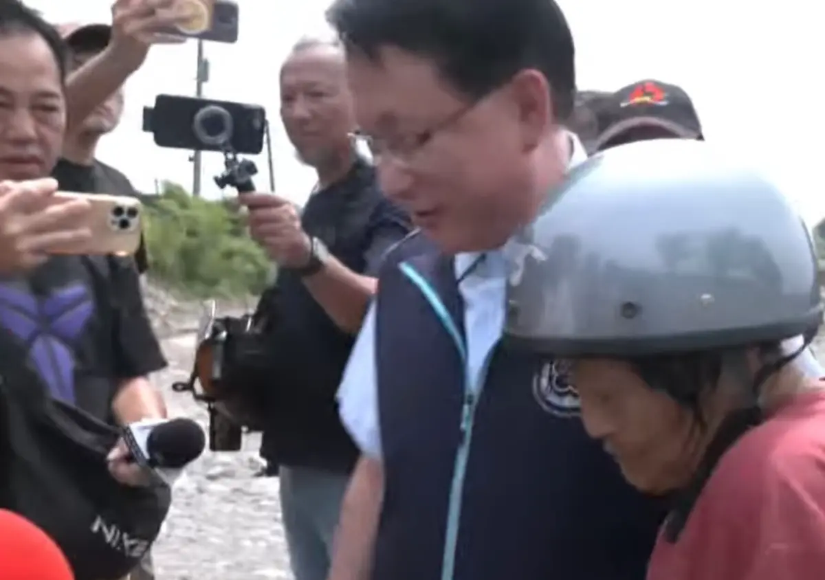 ▲橋頭地檢署檢察長張春暉今（16）日一早率隊前往美濃大峽谷會勘時，遇到在地居民、鍾姓阿嬤攔路申冤。（圖／翻攝畫面）