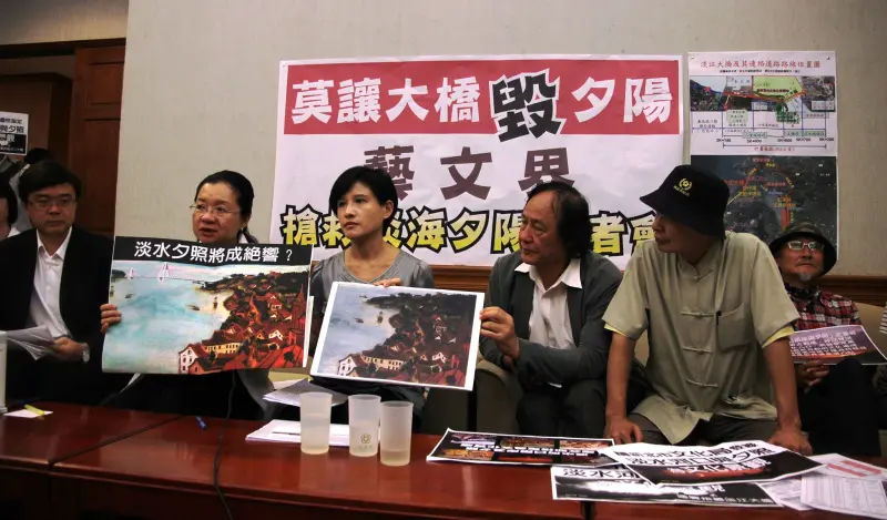 ▲時任立委的田秋堇（左2）、鄭麗君（左3）曾與藝文團體開記者會，反對興建淡江大橋。（圖／翻攝鄭麗君臉書）