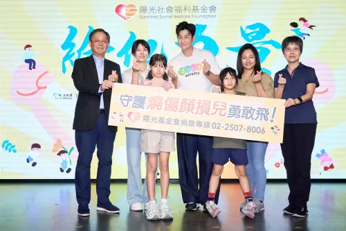 ▲周興哲（中）今（16）日出席陽光基金會，呼籲大眾加入守護燒傷顏損兒行列。（圖／陽光基金會提供）