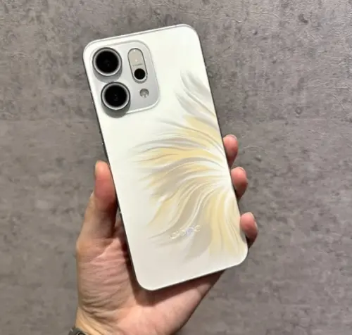 ▲OPPO Reno14外觀超美，獨特花紋跟其他廠牌手機純色系不同，相當吸睛；支援高畫素相機、超大6000mAh電池容量，現在通路地板價已經在1萬3左右就可以入手，不少中階機使用者都紛紛入手。（圖/MarketPlace官網）