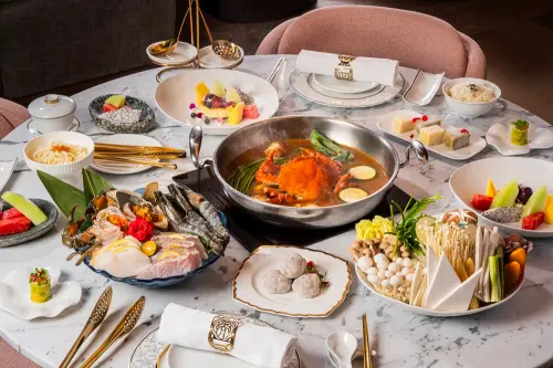 ▲采月鍋品則以火鍋形式展現秋蟹風華，主打雙人金秋蟹宴套餐。湯底提供濃郁厚實的龍蝦。（圖／業者提供）