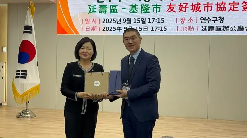 ▲仁川延壽區與基隆市長謝國樑簽訂友好城市協定並互贈見面伴手禮（左為延壽區議會議長朴賢珠）