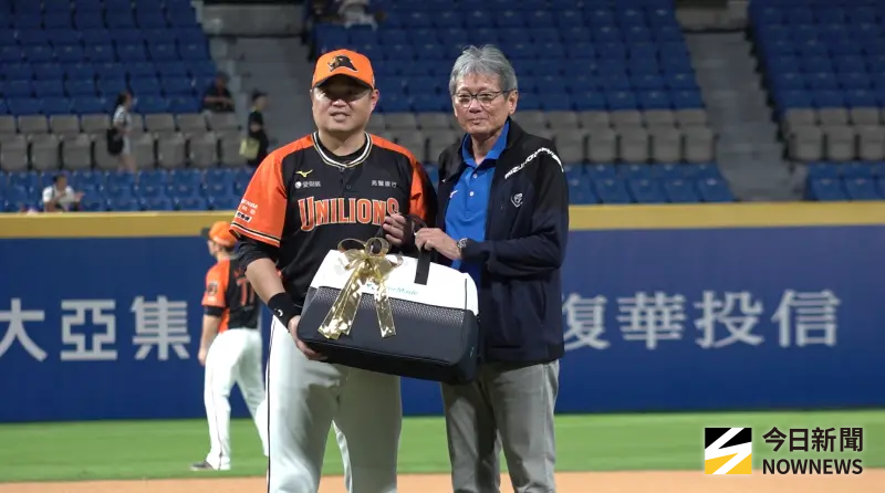 ▲統一獅胡金龍將在本週六舉辦引退儀式，富邦悍將今日送上引退禮物。（圖／記者陳云茹攝,2025.09.16）